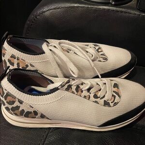 EUC 6.5 leopard Me Too sneakers